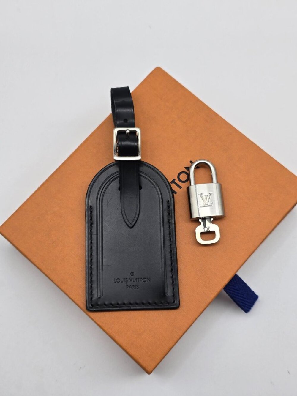 Authentic Louis Vuitton Black Luggage Tag Silver LV Padlock Key & Box - Picture 2 of 14